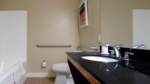 bagno con lavandino e servizi igienici di Landing - Modern Apartment with Amazing Amenities (ID8572X47) a Las Vegas