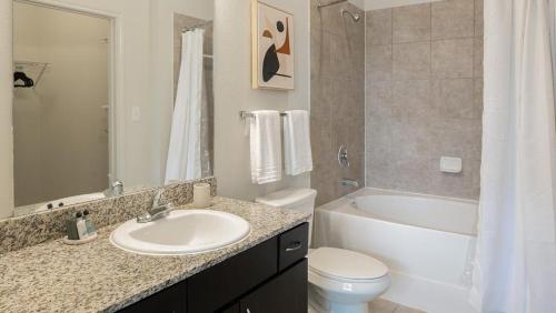 y baño con lavabo, bañera y aseo. en Landing - Modern Apartment with Amazing Amenities (ID6950X30), en Houston