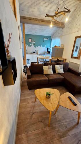 un salon avec un canapé et une table dans l'établissement le joyau de la cite, à Carcassonne