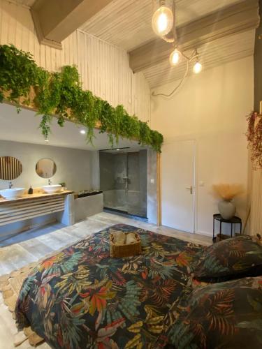 une chambre avec un grand lit dans une pièce dans l'établissement le joyau de la cite, à Carcassonne