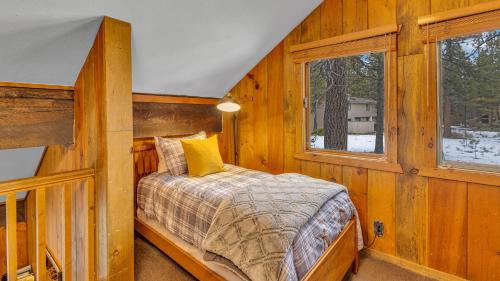 Cama ou camas em um quarto em Quartz Mountain - Unit 7