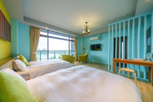 Habitación de hotel con 2 camas y ventana en 寶貝的家BabyHouse, en Wujie