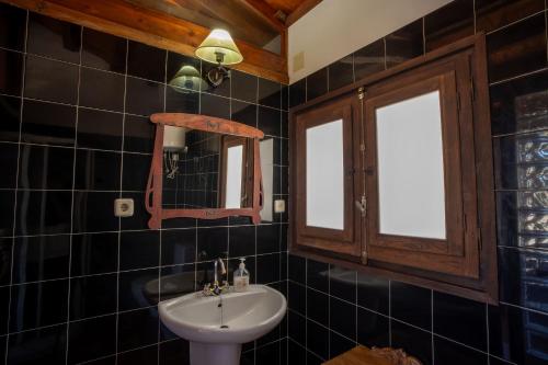 un baño con lavabo y espejo en Casa Rural Los Ventanales, en Alcalá del Júcar
