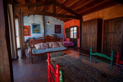 Habitación con cama y sofá. en Casa Rural Los Ventanales, en Alcalá del Júcar