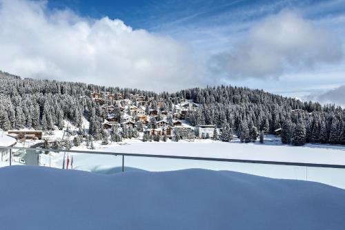 a view of a ski resort in the snow at Postresidenz am See in Arosa