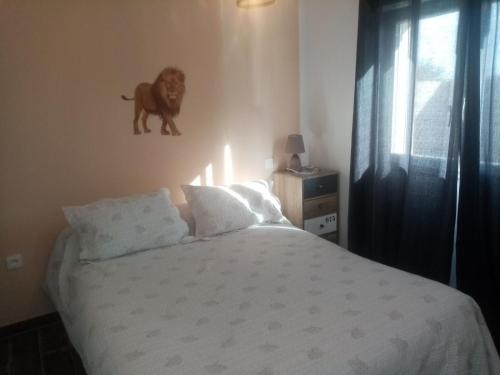 Un dormitorio con una cama con un mono en la pared en Maison du causse en Magalas
