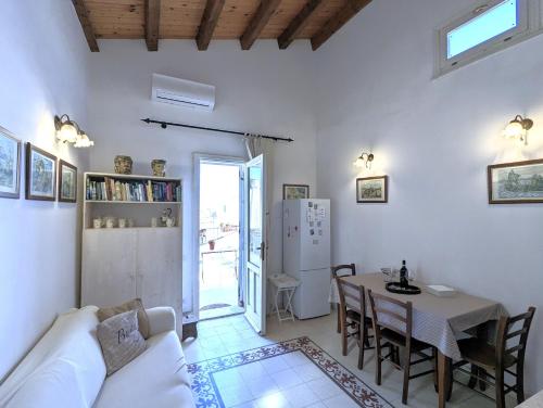 a living room with a white couch and a table at La Casa Delle Fate in Siracusa