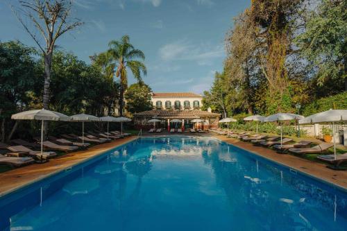 豐沙爾的住宿－金塔達貝拉維斯塔酒店，一个带躺椅和遮阳伞的大型游泳池