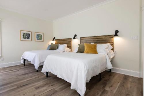 Un pat sau paturi într-o cameră la Hilltop 104 Inn at Old Beach