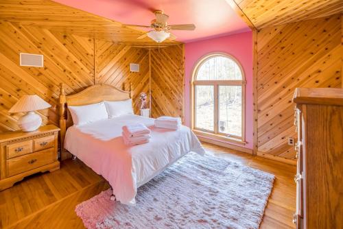 Schlafzimmer mit einem Bett und einem Deckenventilator in der Unterkunft Tunkahannock Creek Cabin in Craig