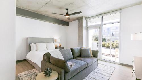 salon z kanapą i łóżkiem w obiekcie Landing - Modern Apartment with Amazing Amenities (ID7094X61) w mieście Tucson