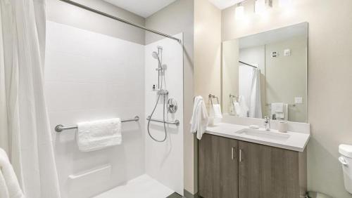 biała łazienka z umywalką i prysznicem w obiekcie Landing - Modern Apartment with Amazing Amenities (ID7094X61) w mieście Tucson
