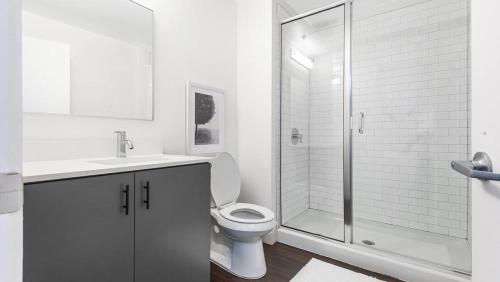een witte badkamer met een toilet en een douche bij Landing - Modern Apartment with Amazing Amenities (ID8715X53) in Tower Grove