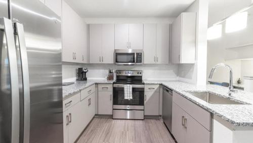 Una cocina o zona de cocina en Landing - Modern Apartment with Amazing Amenities (ID8935X42)