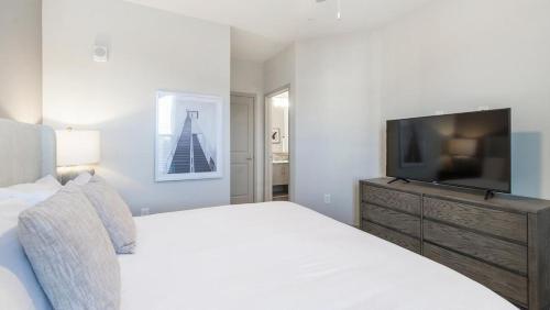 Tempat tidur dalam kamar di Landing - Modern Apartment with Amazing Amenities (ID8935X42)