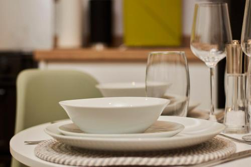 uma mesa com uma taça e um copo de vinho em New - 2 Br House Close To Arena, Meadowhall, M1 em Wincobank