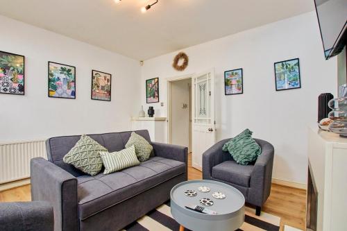 uma sala de estar com um sofá e duas cadeiras em New - 2 Br House Close To Arena, Meadowhall, M1 em Wincobank