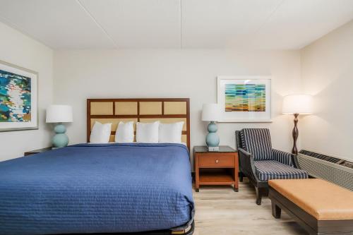 Habitación de hotel con cama y silla en Extended Stay Suites Cookeville - Tennessee Tech, en Cookeville