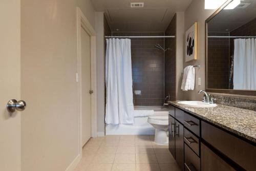 Bathroom sa Landing - Modern Apartment with Amazing Amenities (ID1776X11)