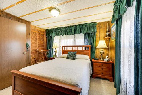 מיטה או מיטות בחדר ב-Classic Country Retreat in Ronda on 5 Acres!
