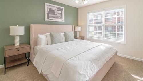 una camera da letto con un grande letto bianco e una finestra di Landing - Modern Apartment with Amazing Amenities (ID7689X22) a Spring Hill