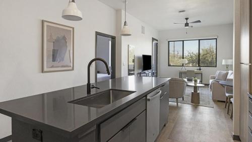 Il comprend une cuisine avec un évier et un salon. dans l'établissement Landing - Modern Apartment with Amazing Amenities (ID9728X49), à Scottsdale