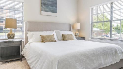 - une chambre avec un lit blanc et 2 fenêtres dans l'établissement Landing - Modern Apartment with Amazing Amenities (ID9398X92), à Lewisville