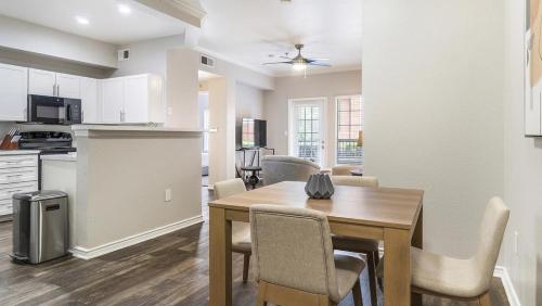 - une cuisine et une salle à manger avec une table et des chaises dans l'établissement Landing - Modern Apartment with Amazing Amenities (ID9398X92), à Lewisville