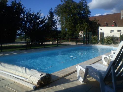 Le Relais de la Sans Fond tesisinde veya buraya yakın yüzme havuzu