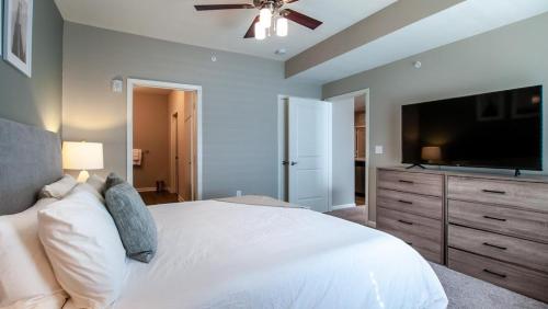 Säng eller sängar i ett rum på Landing - Modern Apartment with Amazing Amenities (ID3736X9)