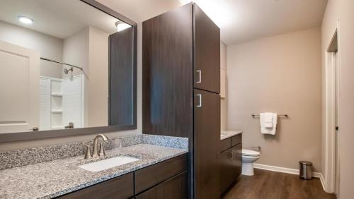 Ванна кімната в Landing - Modern Apartment with Amazing Amenities (ID3736X9)
