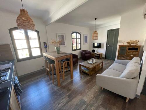 Χώρος καθιστικού στο Appt lumineux dans bel immeuble HP les Oliviers 3