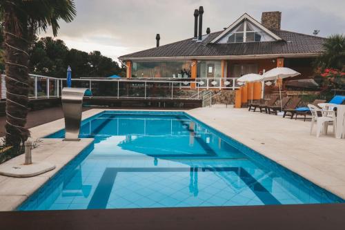a swimming pool in front of a house at Paraíso do Salto in Lages