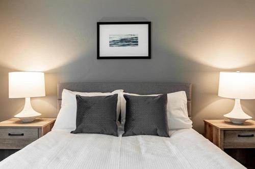 1 dormitorio con 1 cama con 2 lámparas en Landing - Modern Apartment with Amazing Amenities (ID2762X29), en Murray