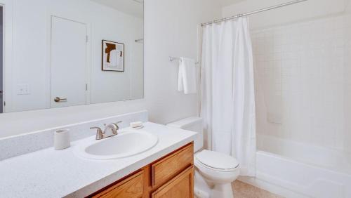 bagno bianco con lavandino e servizi igienici di Landing - Modern Apartment with Amazing Amenities (ID7851X76) a Buffalo Grove