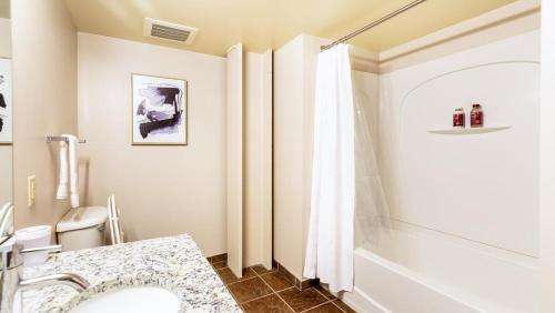 y baño con bañera, lavabo y aseo. en Landing - Modern Apartment with Amazing Amenities (ID1614X51), en Pittsburgh