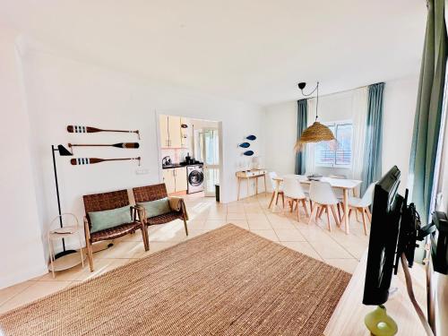 Posezení v ubytování Amazing beach bliss 2br w/private sea view terrace