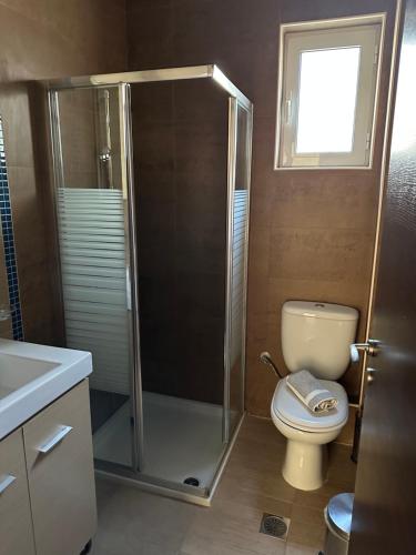 Un baño de Sunset Seafront Home