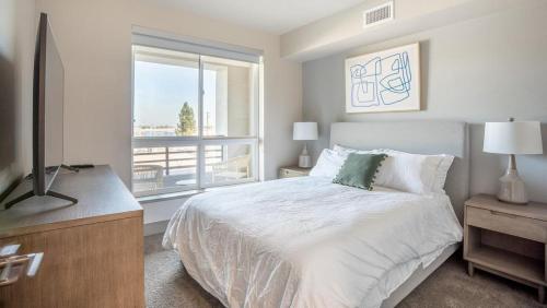 1 dormitorio con cama y ventana grande en Landing - Modern Apartment with Amazing Amenities (ID2499X88) en San José