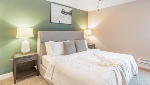 ein Schlafzimmer mit einem großen weißen Bett mit zwei Lampen in der Unterkunft Landing - Modern Apartment with Amazing Amenities (ID8203X92) in Fremont