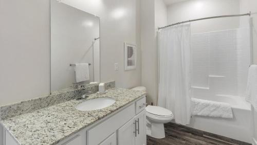 biała łazienka z umywalką i toaletą w obiekcie Landing - Modern Apartment with Amazing Amenities (ID4693X56) w mieście Suffolk