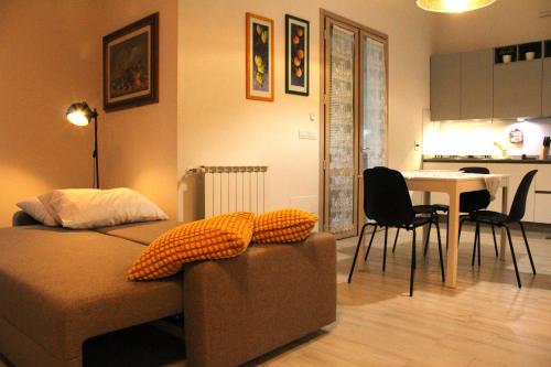 - une chambre avec un lit, une table et des chaises dans l'établissement appartamento cuore del chianti, à Tavarnelle in Val di Pesa