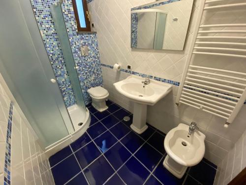 y baño con lavabo y aseo. en Gravina House, en Portici