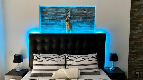 a bed with a headboard with a picture of a crane at Alquiler de Apartamento vacacional en la Isla de Margarita in Pampatar