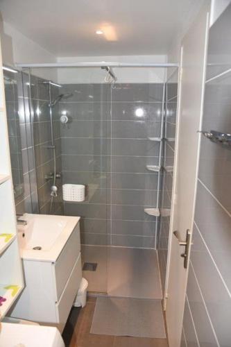 une salle de bain avec une douche avec une porte vitrée dans l'établissement Bel appartement 5 pers plage de Gigaro, à La Croix-Valmer