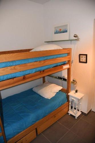 quelques lits superposés dans une chambre dans l'établissement Bel appartement 5 pers plage de Gigaro, à La Croix-Valmer