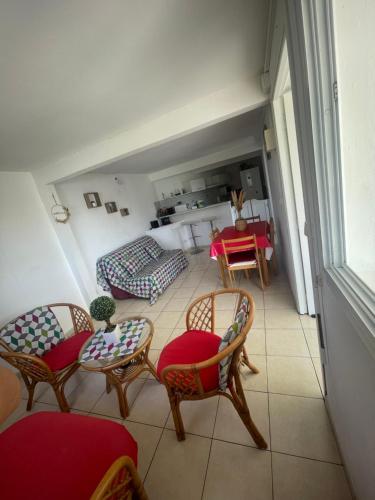 une chambre avec des chaises et un salon avec une table dans l'établissement Chez Maïté, à Terre-de-Bas