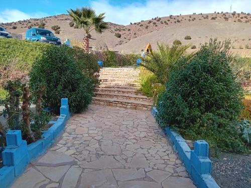 un escalier dans le désert avec des palmiers dans l'établissement Maison d'Hôtes Agdal Telouet, à Tiguidert