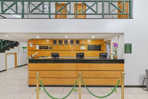 a waiting area in a hospital lobby with a chain at Hotel Golden Park Campinas Viracopos By Nacional Inn in Campinas