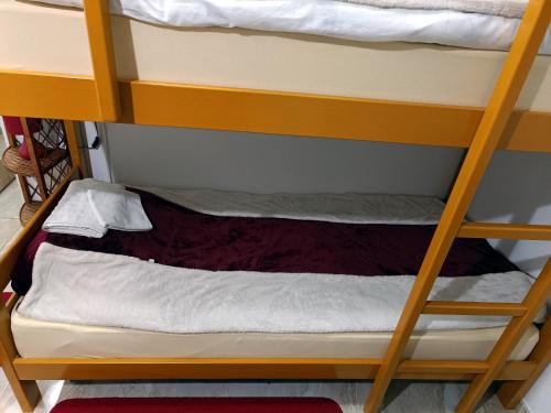 um par de beliches num quarto em Java apartments - S & J em Dobrota